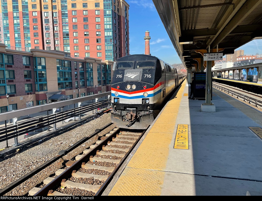 AMTK 716 arrives on train 238